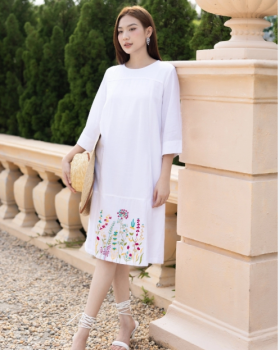 Đầm suông Linen thêu hoa Swanlake